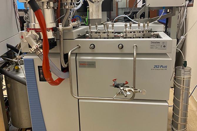 A MAT-253+ mass spectrometer in the laboratory