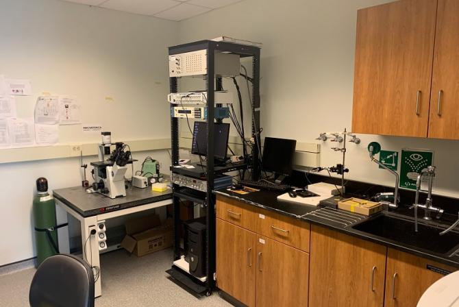 Complementing the first image, this angle displays another portion of the room displaying other instruments, including the electrophysiology rig.