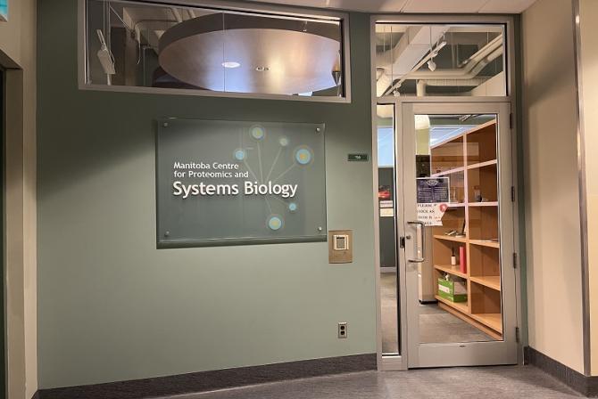 Signalisation à l'entrée du Centre de protéomique et de biologie des systèmes du Manitoba.