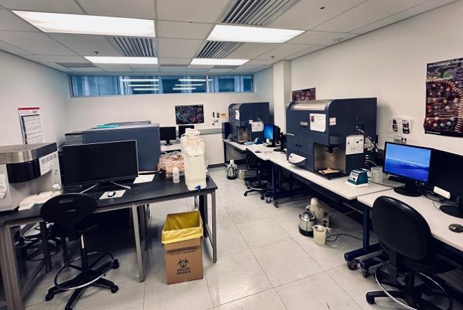Postes de travail et équipements installés dans un laboratoire.