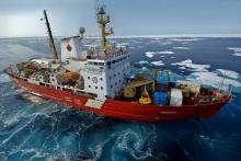 Brise-glace NGCC Amundsen en mer