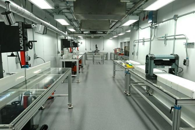 Intérieur de laboratoire - longue salle avec des équipements