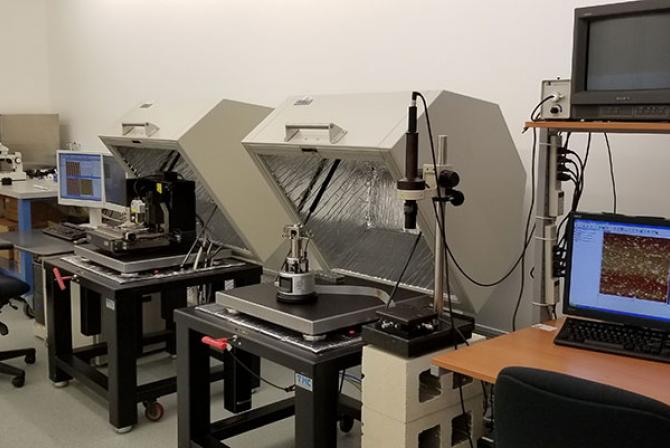 Instruments de microscopie et postes de travail