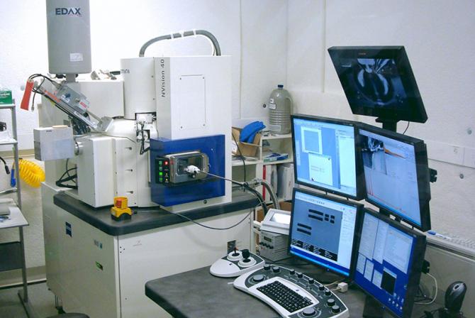 Instruments de microscopie et poste de travail
