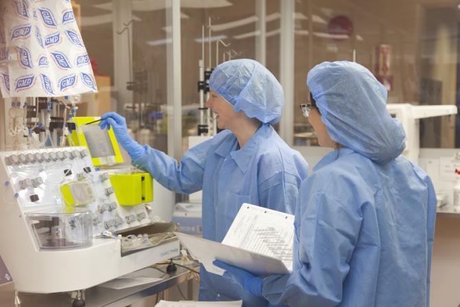 Chercheurs portant de l'équipement de protection travaillent dans un laboratoire