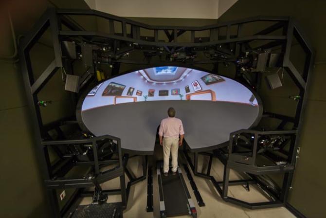 Une vue plus rapprochée de l'appareil, avec une personne debout sur une plateforme au milieu de la "pièce".