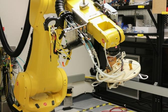 Infrastructure de recherche - bras robotisé Fanuc à six axes 