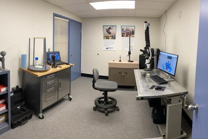 Une station de travail, de l'équipement et des outils dans un laboratoire.