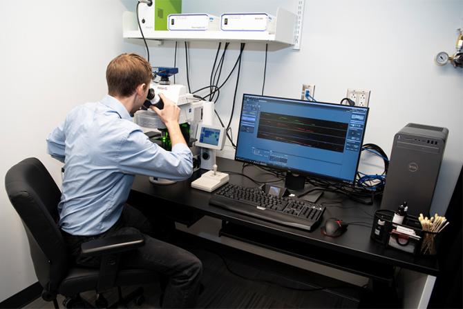 A person uses the Zeiss imaging system.