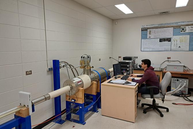 Une personne est assise à un poste de travail dans un laboratoire.