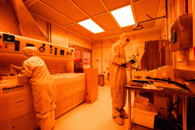 Des membres du personnel travaillent dans le laboratoire
