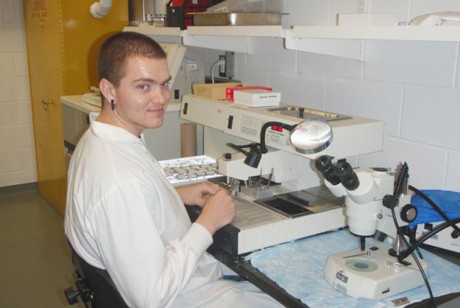 Un membre du personnel travaille dans le laboratoire