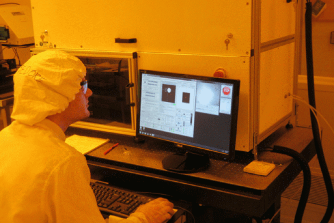 Person uses research infrastructure in the lab