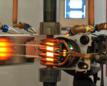 Échantillon métallique rayonnant de chaleur avec caméra infrarouge à l’arrière-plan
