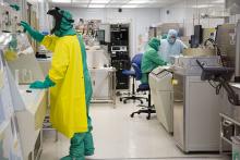 Chercheurs vêtus d’une combinaison complète de protection contre les matières dangereuses exploitant l’infrastructure de recherche en laboratoire
