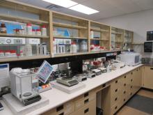 Plusieurs instruments de laboratoire et matériaux connexes